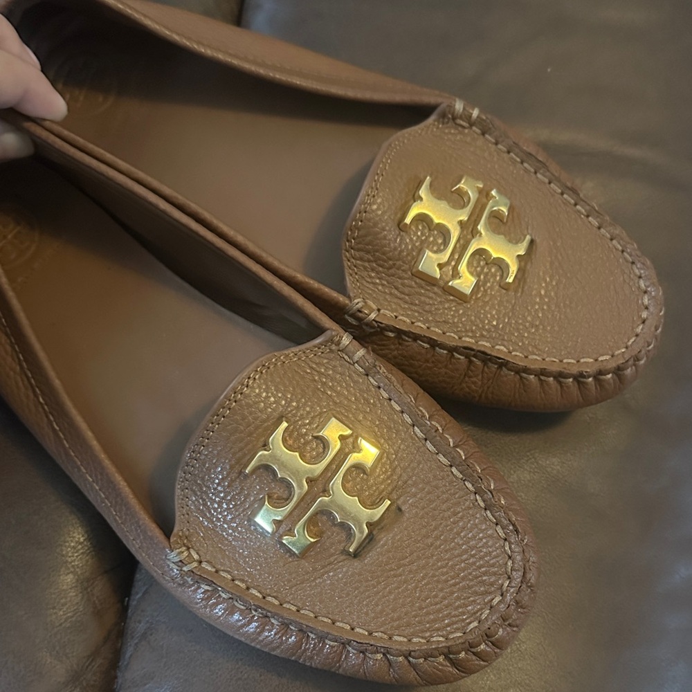 Tory Burch everly tan Leather Loafers with Gold Logo - Picture 4 of 15